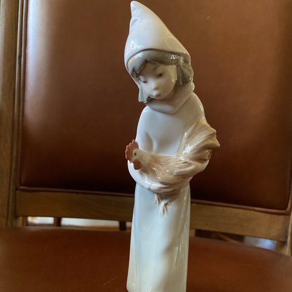 LLADRO FARM GIRL/ CHICKEN - Picture 2 of 7